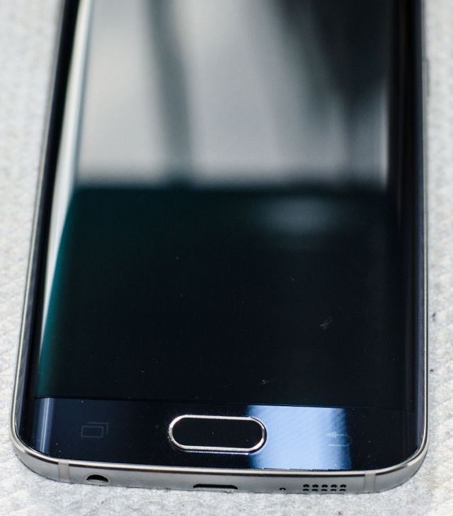 Galaxy-S6--amp-edge-scratched-by-Samsungs-Clear-View-case (3)