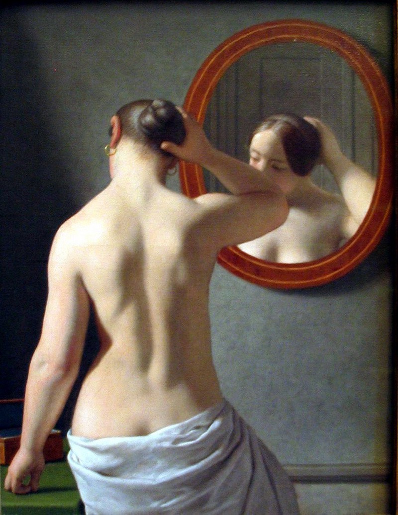 žena pred zrkadlom