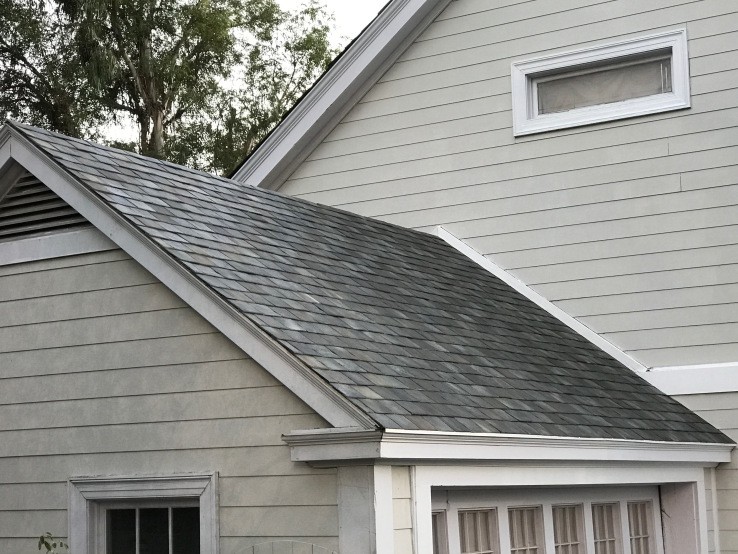 Táto strecha vyzerá bežne, v skutočnosti je pokrytá solárnymi panelmi