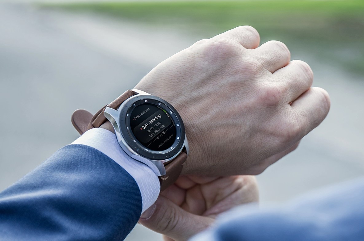 Часы самсунг 2022. Samsung watch 42mm. Оплачивать часами Samsung. К чему снятся наручные часы на руке